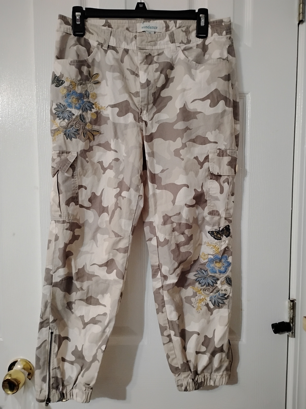 Sundance Grey Camo Retro Capri Cargo Pants Size P6 with Floral Embroidery